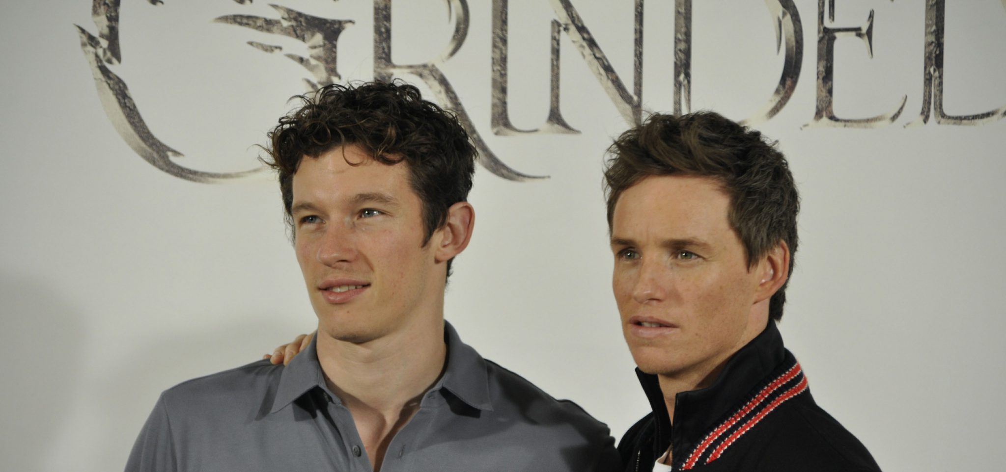 Eddie Redmayne y Callum Turner vuelven a embrujarnos en Madrid